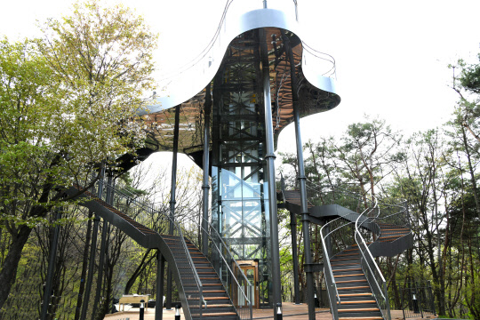 서울 노원구 중계동 불암산 힐링타운 내 전망대가 엘리베이터 추가 등 리모델링 작업을 거쳐 4월10일 개장된다.[사진=서울 노원구 제공]